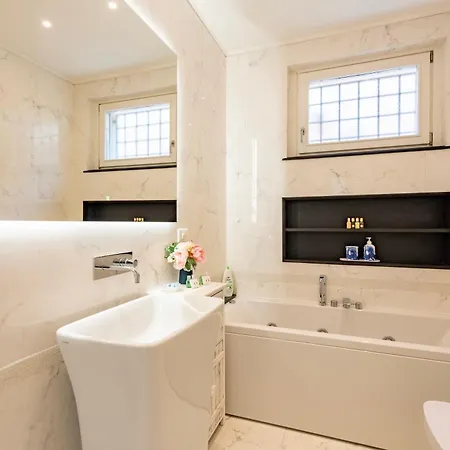 Wonderful House In With Parking - Happy Apartment
