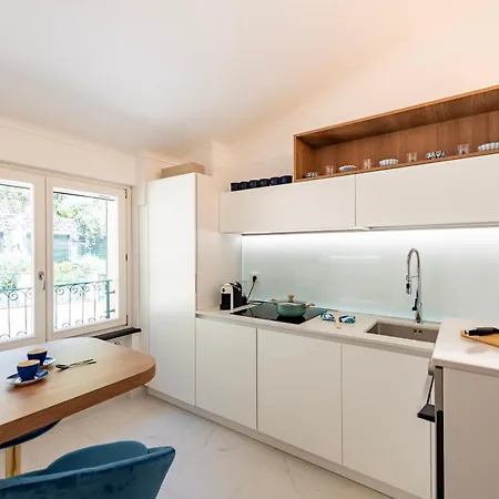 Wonderful House In With Parking - Happy Lägenhet *