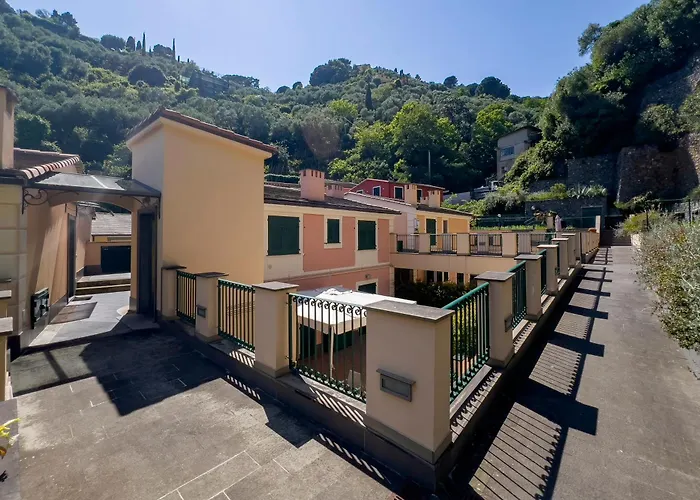 Wonderful House In With Parking - Happy